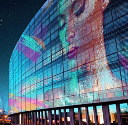 Buen precio Pantalla de visualización al aire libre transparente flexible de la pantalla LED P3.91 P7.8 de la malla LED de la cortina de la ventana del edificio BO publicitaria interior en línea