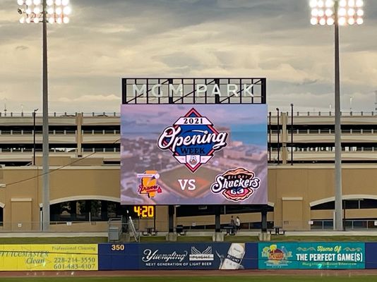 Proveedores que cuelgan la pantalla de visualización llevada al aire libre comercial del campo de fútbol de la pantalla de visualización de Hd P10 960x960m m de la publicidad