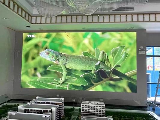 Buen precio Pantalla LED Full Color HD de interior con alta tasa de actualización, adecuada para el vestíbulo del hotel, concierto en línea